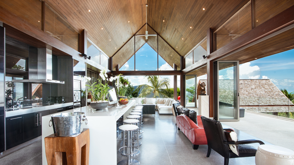 Villa Suralai - Cool living and dining area